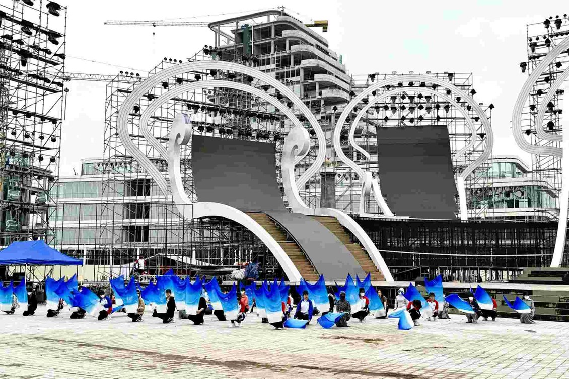 Nhấn vào ảnh để phóng to Theo báo cáo của các Sở, ngành, địa phương và đơn vị tổ chức, đến thời điểm này, với sự phối hợp chặt chẽ và tiến độ thi công nghiêm túc, khẩn trương, sân khấu chính “Lễ hội Hoa Phượng Đỏ - Bừng sáng miền di sản” tại khu vực quảng trường Trung tâm Chính trị - Hành chính Bắc sông Cấm cơ bản hoàn thành. Trong ngày 7.5, đơn vị tổ chức sự kiện sẽ hoàn thiện các hạng mục chi tiết, như lắp dựng khu vực khán đài VIP và khán đài phổ thông. Công tác hợp luyện cho Đêm hội “Hải Phòng - Bừng sáng miền di sản” bắt đầu diễn ra tại quảng trường Trung tâm Chính trị Hành chính Bắc sông Cấm. Ảnh: Cổng TTĐT Hải Phòng