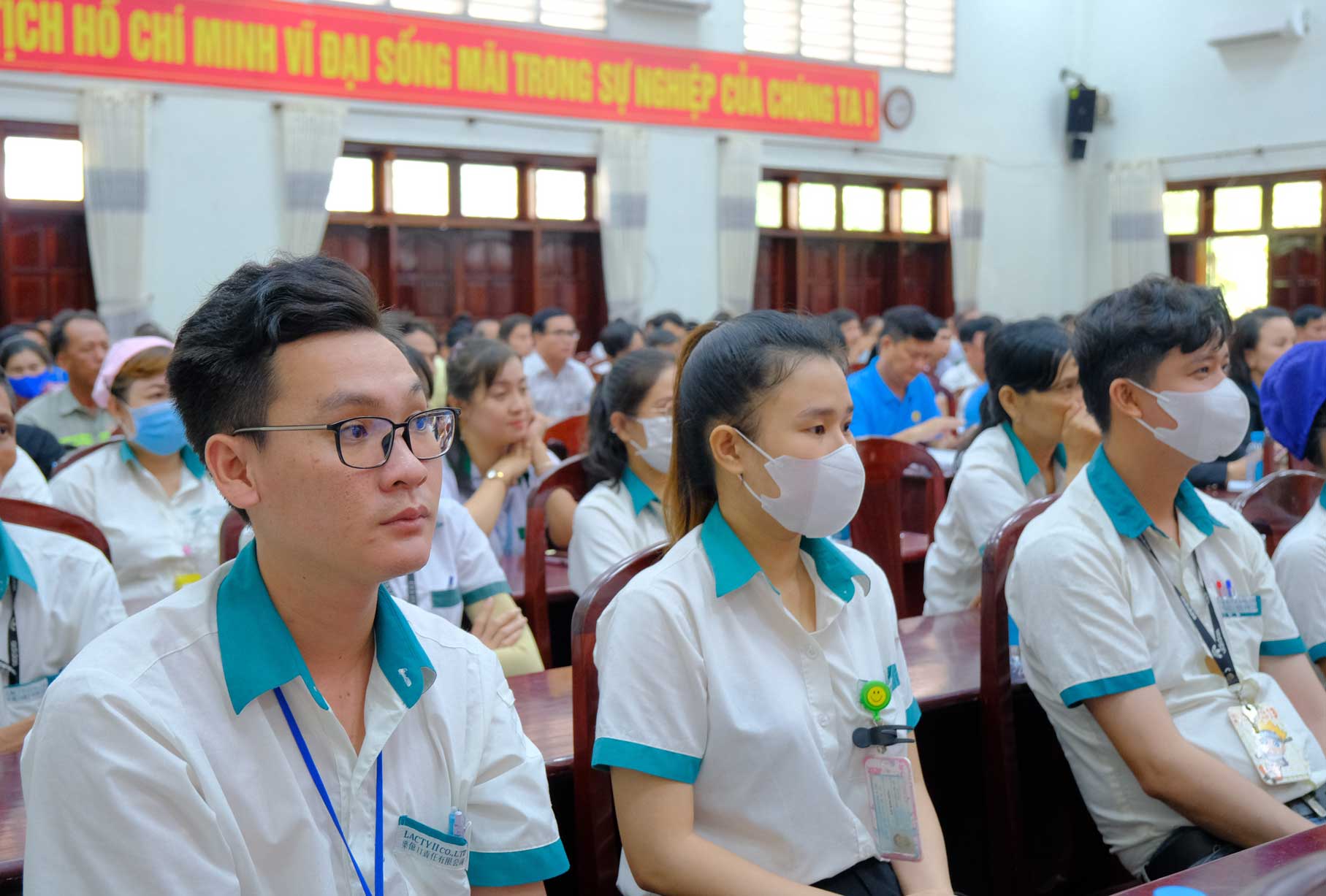 Công nhân lao động tham gia buổi tiếp xúc cử tri tại huyện Châu Thành A, tỉnh Hậu Giang. Ảnh: Mỹ Ly