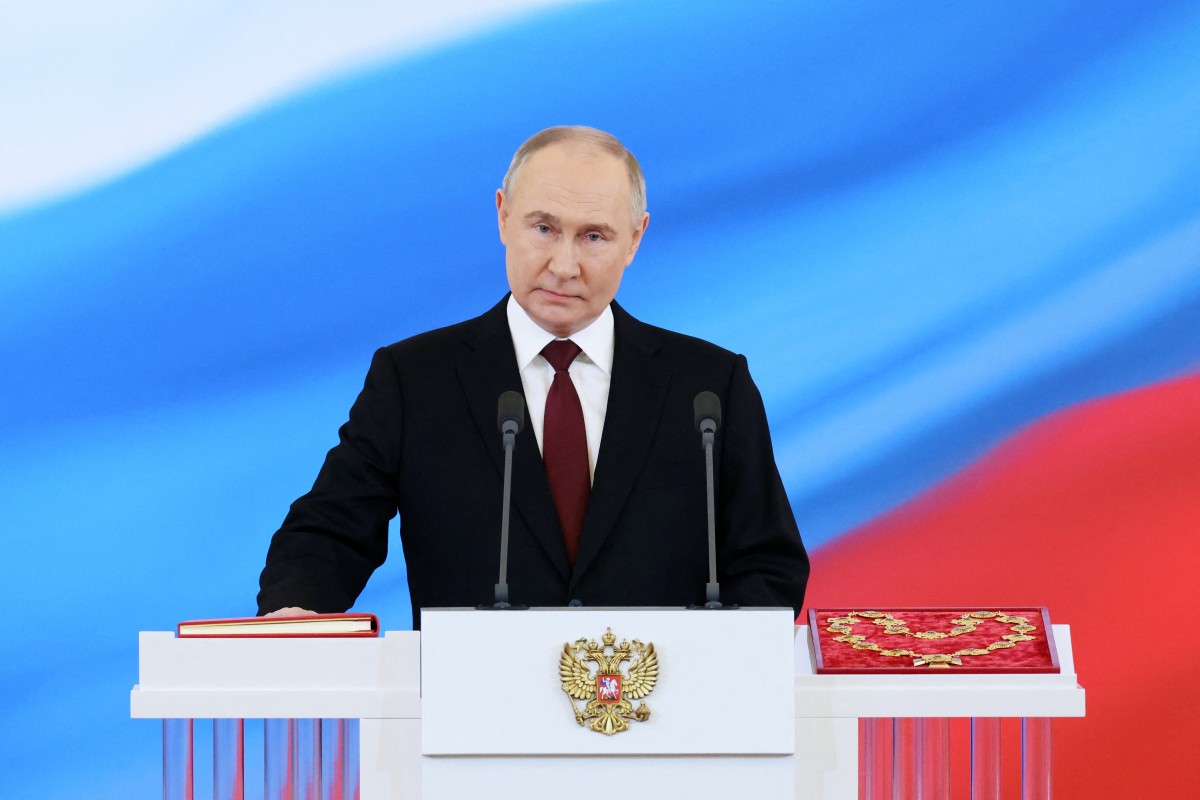 Trong buổi lễ, Tổng thống Vladimir Putin đặt tay phải lên bản Hiến pháp Nga và nói lời tuyên thệ. “Với cương vị Tổng thống Liên bang Nga, tôi nguyện tôn trọng và bảo vệ quyền tự do của công dân, tuân thủ và bảo vệ Hiến pháp, bảo vệ chủ quyền, độc lập, an ninh và toàn vẹn lãnh thổ quốc gia, trung thành với nhân dân” - ông Putin nói. Ảnh: AFP