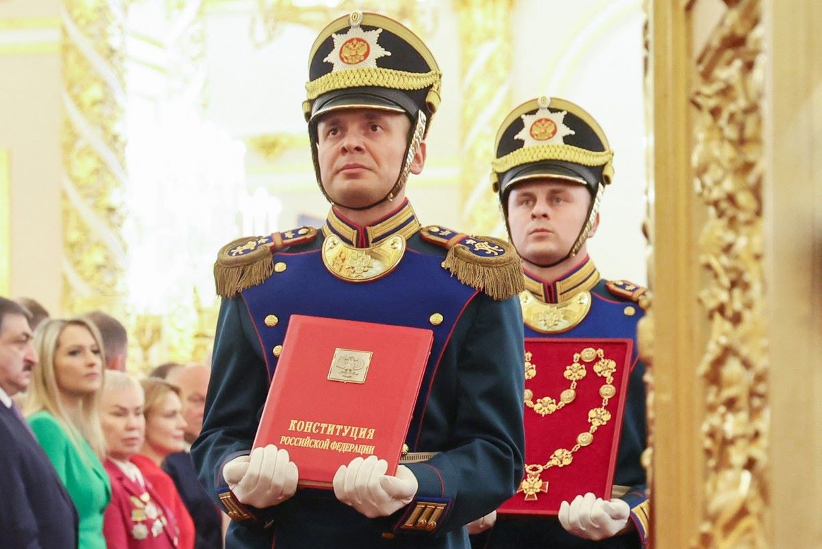 Lễ nhậm chức của Tổng thống Putin năm nay sử dụng một bản sao Hiến pháp đặc biệt, bao gồm các sửa đổi được thông qua vào năm 2020 và 2022. Ảnh: AFP