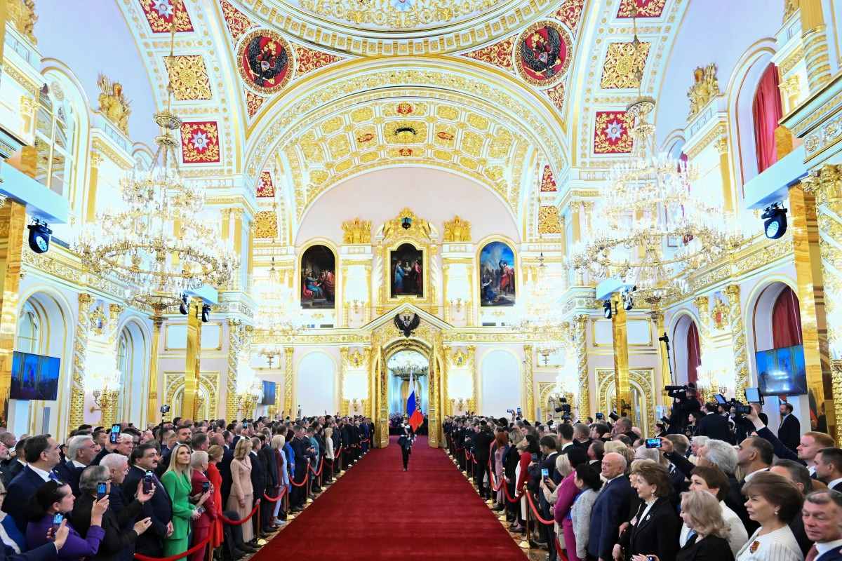 Lễ nhậm chức của Tổng thống Nga Vladimir Putin diễn ra tại Đại cung điện Kremlin trước sự chứng kiến của đông đảo quan khách trong nước và quốc tế đồng thời được truyền hình trực tiếp trên nhiều kênh truyền hình lớn của Nga. Ảnh: AFP