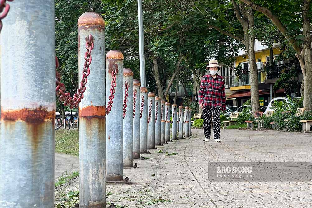 Bà Lê Thị Ngoan (trú tại phường Trung Văn) cho biết, năm ngoái do trời không mưa nhiều nên hồ cạn nước hoàn toàn, nhưng đến mùa hè năm nay, thành phố đón nhận nhiều trận mưa lớn nhưng lòng hồ vẫn trơ đáy. Việc hồ không có nước đã khiến người dân bị hạn chế trải nghiệm mỗi khi đến khu vực này vui chơi, tập thể dục.