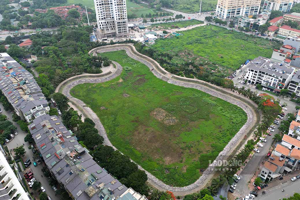 Hồ điều hòa Trung Văn (Nam Từ Liêm, Hà Nội) là không gian sinh hoạt công cộng, luyện tập thể thao cho người dân sống quanh khu vực nhưng trong suốt thời gian dài lòng hồ không có nước, cạn trơ đáy dù gần đây trời mưa nhiều.