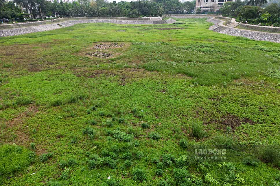 Theo UBND phường Trung Văn, hồ điều hòa Trung Văn có diện tích khoảng 2,7ha, chu vi 701m, nằm tiếp giáp với Khu đô thị mới Mỗ Lao (quận Hà Đông). Việc cải tạo hồ được thực hiện từ nguồn xã hội hóa do Công ty Kinh Bắc thực hiện, nhưng từ thời điểm hồ bị cạn nước UBND phường Trung Văn không liên hệ được với doanh nghiệp này và đã có báo cáo đến UBND quận Nam Từ Liêm.