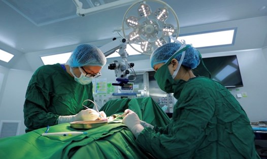 BS Việt trực tiếp phẫu thuật Micro TESE cho bệnh nhân vô sinh do biến chứng quai bị. Ảnh: BVCC