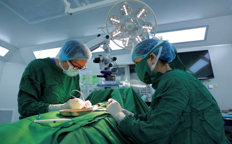 BS Việt trực tiếp phẫu thuật Micro TESE cho bệnh nhân vô sinh do biến chứng quai bị. Ảnh: BVCC