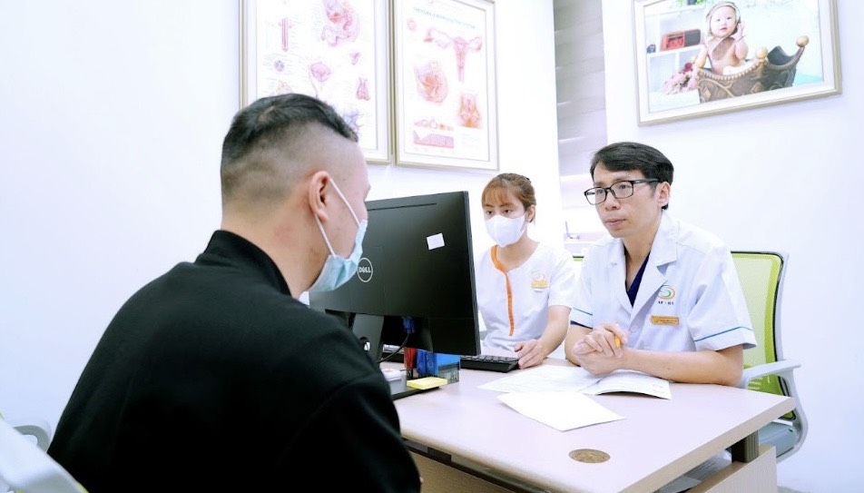 Ths BS Đinh Hữu Việt trực tiếp tư vấn cho bệnh nhân. Ảnh: BVCC