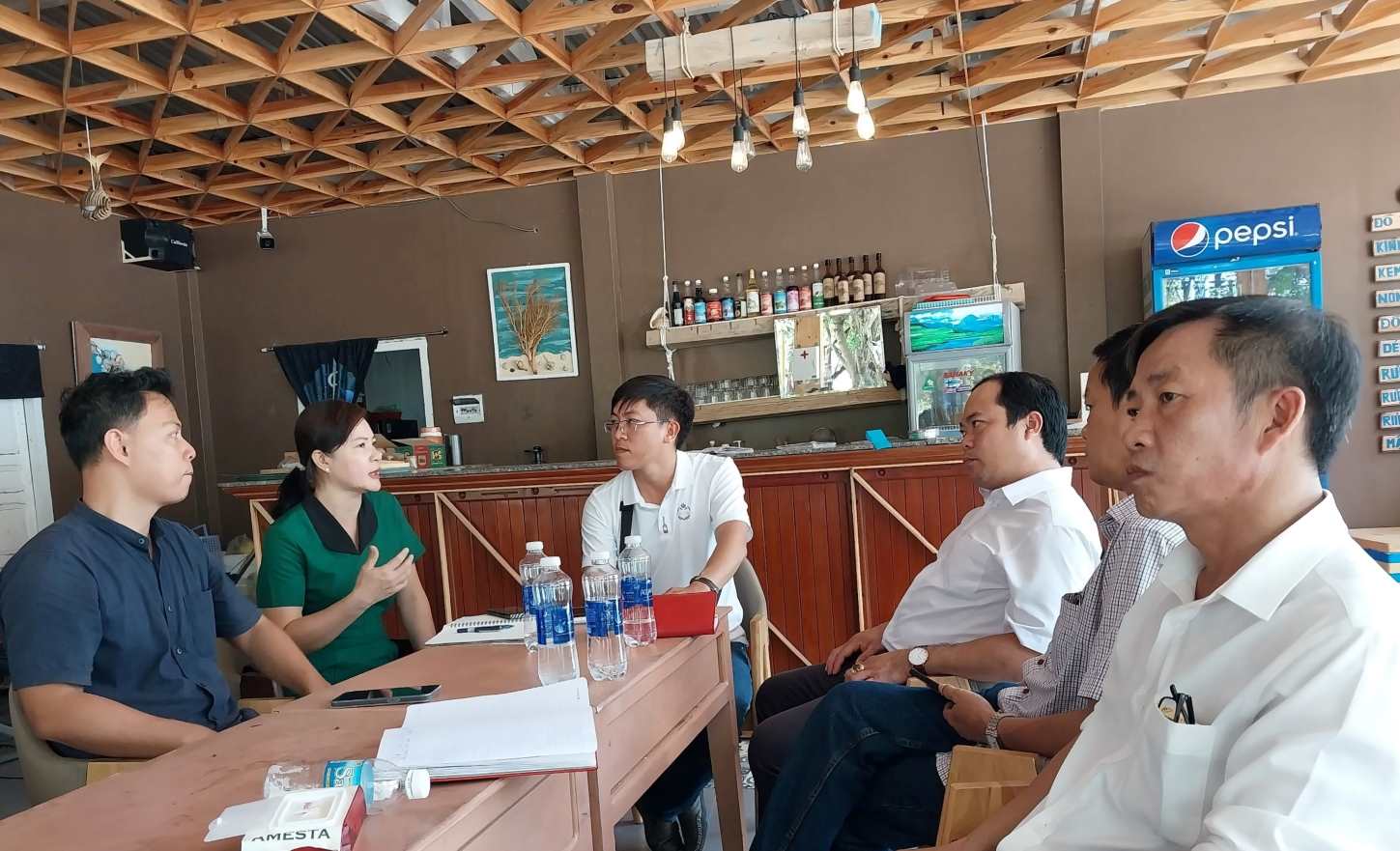 Đoàn kiểm tra của Sở Văn hóa, thể thao và Du lịch tỉnh Ninh Thuận làm việc với các đơn vị tại bãi Kinh sau phản ánh của du khách bị đánh. Ảnh: X.H