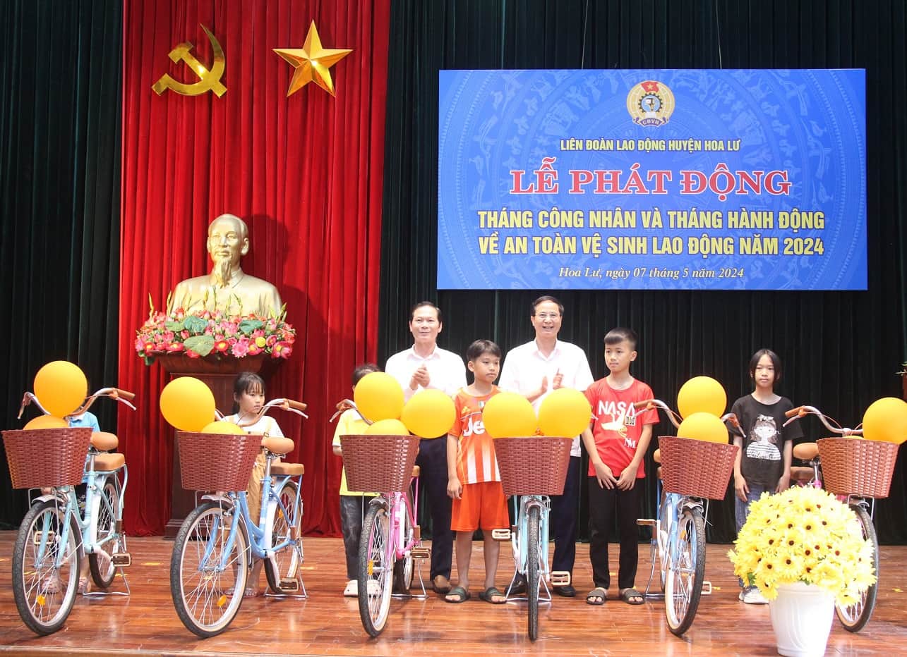 Tặng xe đạp cho các em học sinh có hoàn cảnh khó khăn trên địa bàn huyện Hoa Lư. Ảnh: Nguyễn Trường