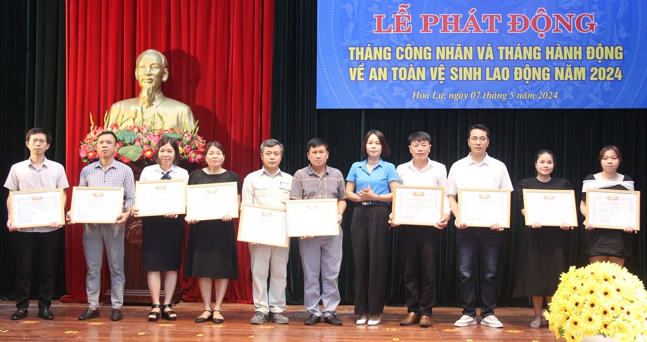 Đại diện lãnh đạo LĐLĐ huyện Hoa Lư tặng giấy khen cho các tập thể có thành tích xuất sắc. Ảnh: Nguyễn Trường