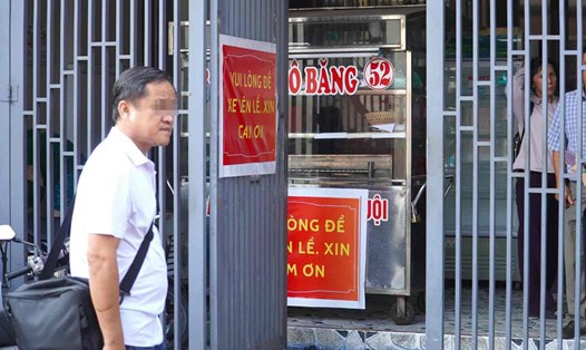 Tiệm bánh mì Băng tại TP Long Khánh khi cơ quan chức năng tiến hành kiểm tra. Ảnh: HAC