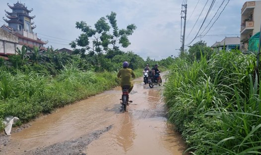 Đường N3 Vĩnh Giang (xã Mỹ Phúc, huyện Mỹ Lộc, tỉnh Nam Định) xuống cấp. Ảnh: Lương Hà