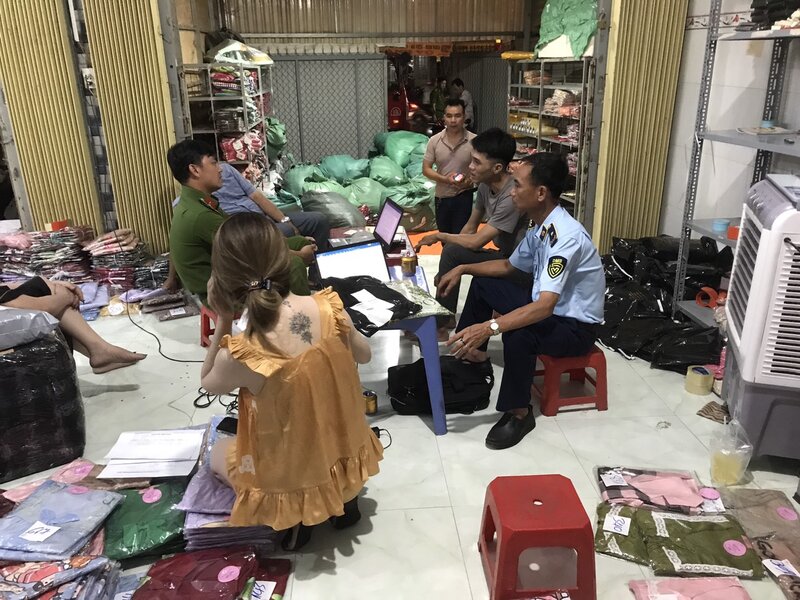 Lực lượng chức năng đã kiểm tra cơ sở đang livestream bán hàng trực tuyến trên địa bàn huyện Đức Hòa, tạm giữ 3.015 sản phẩm quần áo không rõ nguồn gốc xuất xứ. Ảnh: Cục Quản lý thị trường tỉnh Long An