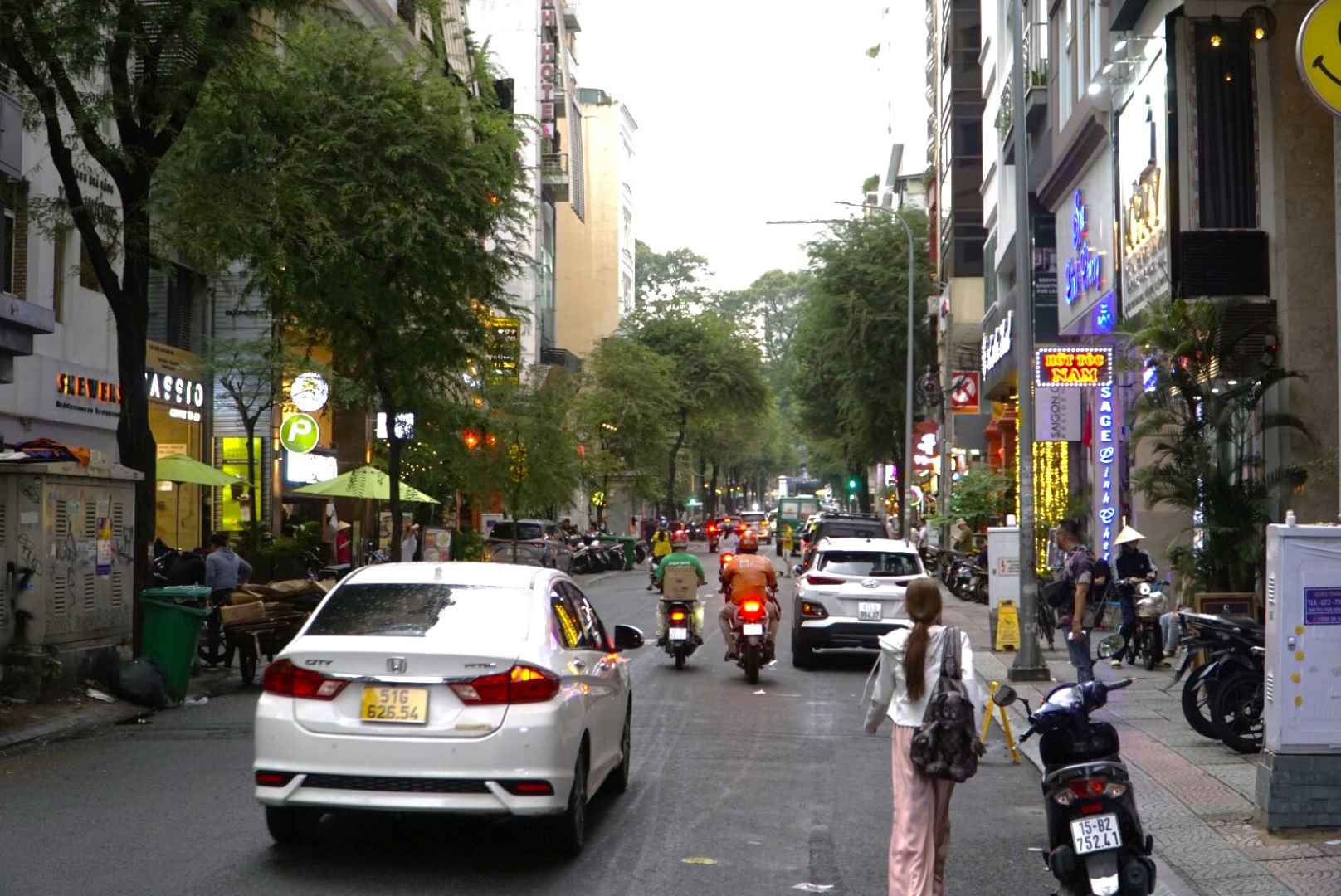Hiện tại dọc tuyến đường Thái Văn Lung, tình trạng chiếm dụng lòng đường, vỉa hè diễn ra tràn lan. Nhiều tài xế cho xe đậu trên đường cản trở giao thông,  thiếu không gian cho người đi bộ.