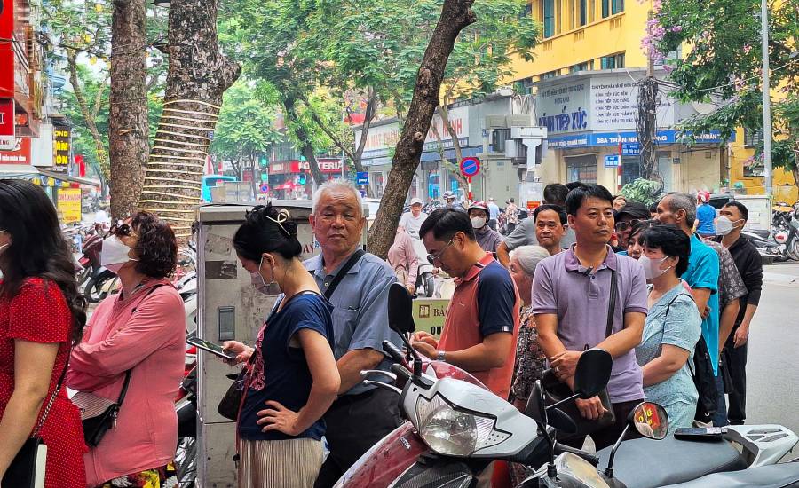 Khách xếp hàng dài chờ giao dịch tại một tiệm vàng trên đường Trần Nhân Tông (Hà Nội). Ảnh: Phan Anh