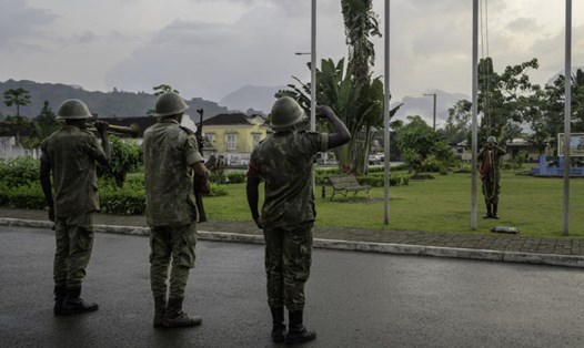 Các binh sĩ Sao Tome và Principe hạ cờ trong nghi lễ hoàng hôn truyền thống hàng ngày. Ảnh chụp màn hình
