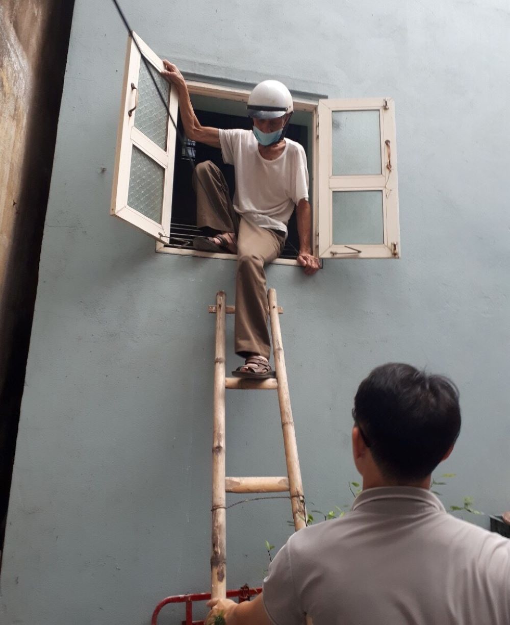 Do bị hàng xóm xây bịt lối ra vào nhà, ông Quế phải trèo qua cửa sổ để đi ra ngoài. Ảnh: Minh Hoàng