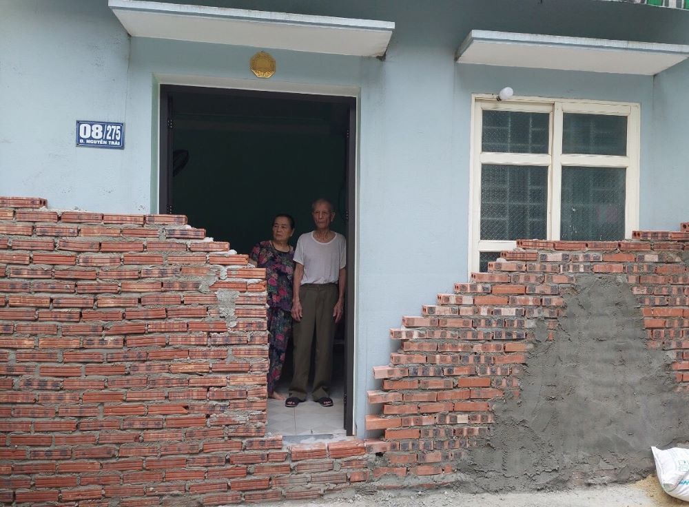 Gia đình ông Quế bị hàng xóm xây tường gạch chắn lối ra vào nhà. Ảnh: Minh Hoàng