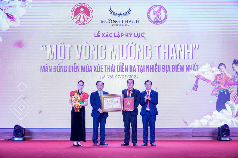 Ông Nguyễn Văn Hùng - Phó tổng giám đốc Tập đoàn Mường Thanh nhận bằng xác lập kỷ lục của Tổ chức kỷ lục Việt Nam trao tặng. Ảnh: Ngọc Anh