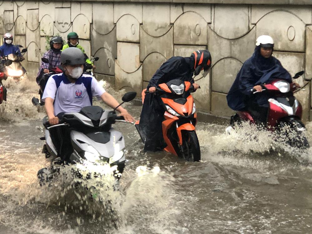 Anh Trần Vũ Sơn (ngụ Đồng Nai) cho biết: “Cả đoạn đường ngập lênh láng, nhưng không thể vòng lại mà phải cố gắng vượt qua. Do ngập quá sâu khiến xe tôi chết máy phải dắt bộ“.