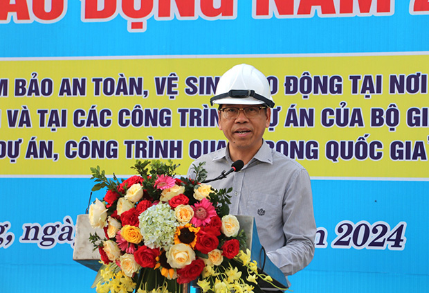 Thứ trưởng Bộ GTVT Nguyễn Xuân Sang tại Lễ phát động Tháng An toàn, vệ sinh lao động năm 2024. Ảnh: Mai Chi