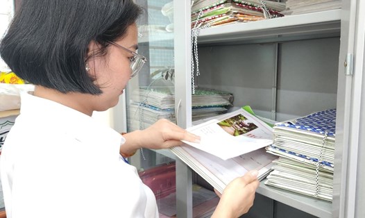 Cán bộ Chi nhánh Văn phòng đăng ký đất đai huyện Gio Linh (tỉnh Quảng Trị) kiểm tra các hồ sơ có giấy chứng nhận quyền sử dụng đất đã ký nhưng người dân chưa đến nhận. Ảnh: H.Nguyên