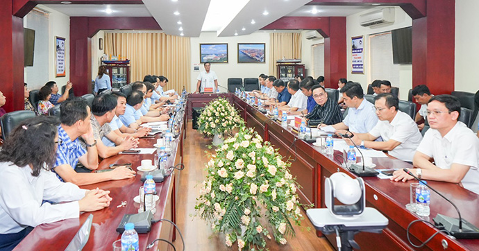 Chủ tịch Nguyễn Văn Tùng họp với Công ty CP Cảng Hải Phòng chiều ngày 7.5. Ảnh: Cổng TTĐT Hải Phòng