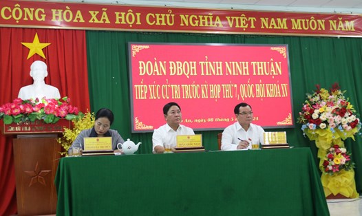 Chủ tịch Tổng LĐLĐVN Nguyễn Đình Khang (bên phải ảnh) tiếp xúc cử tri tại Ninh Thuận. Ảnh: Phương Linh