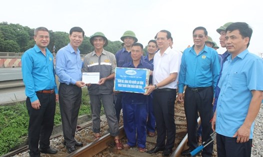 Công đoàn Công ty Cổ phần đường sắt Hà Ninh trao quà cho công nhân đang làm việc tại công trường. Ảnh: CĐ ĐSVN