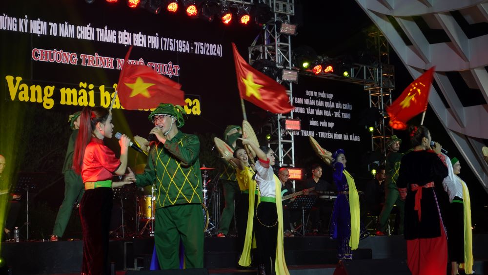 Các tiết mục tại đêm nhạc kỷ niệm 70 năm Chiến thắng Điện Biên Phủ được dàn dựng công phu. Ảnh: Trần Thi