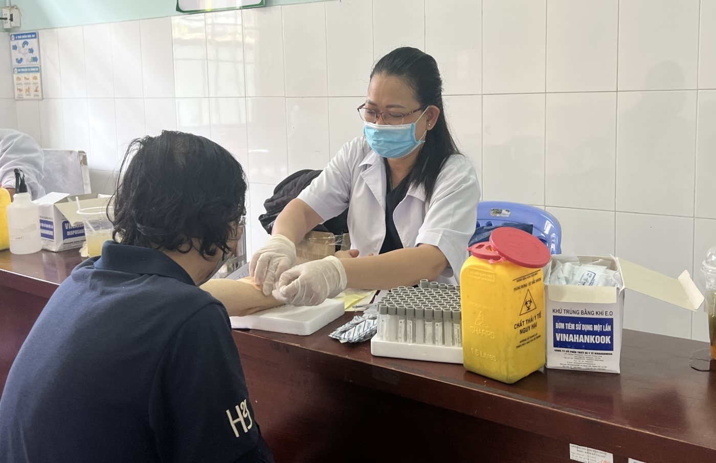 Khám sức khỏe, xét nghiệm máu miễn phí cho người cao tuổi tại TPHCM. Ảnh: Nguyễn Ly