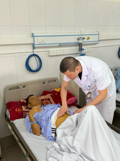 Bác sĩ thăm khám cho bệnh nhân N.N.D, 64 tuổi ở Bắc Giang ngộ độc thuốc nam điều trị viêm gan B.  Ảnh: Thanh Đặng