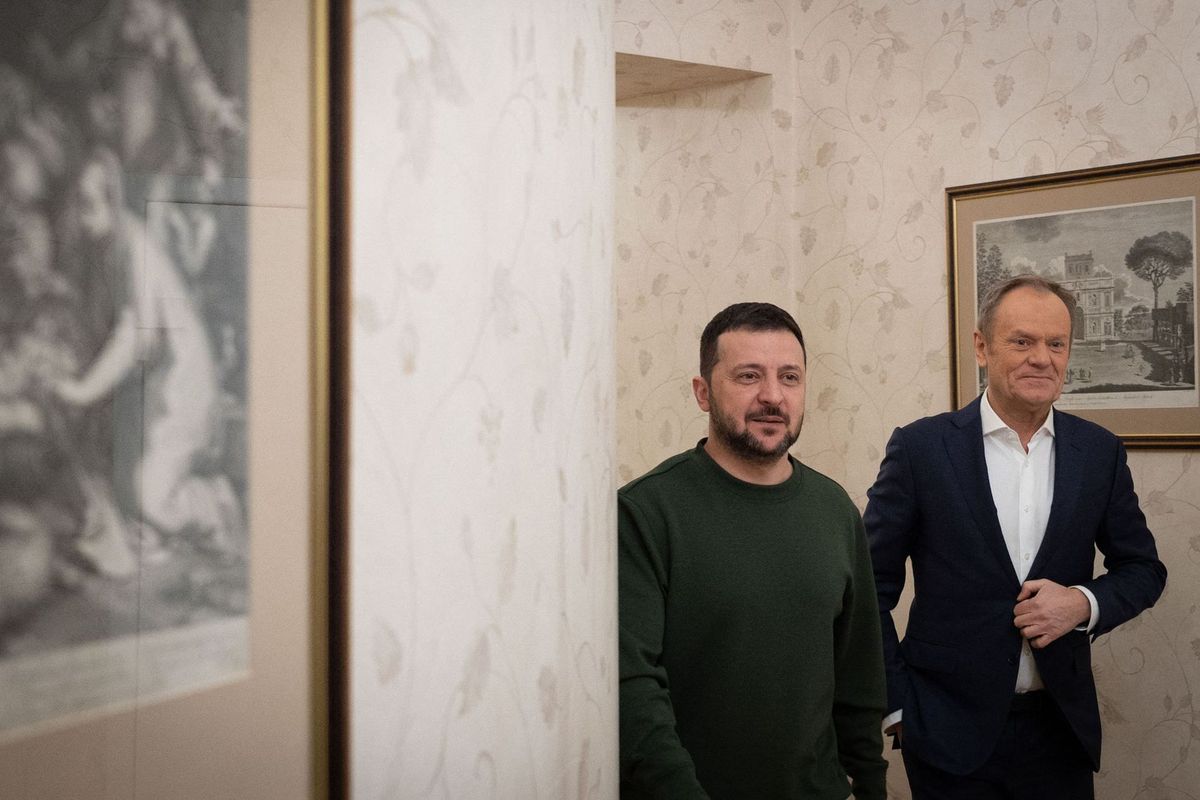 Tổng thống Ukraina Volodymyr Zelensky (trái) chào đón Thủ tướng Ba Lan Donald Tusk trước cuộc gặp ở Kiev, Ukraina, ngày 22.1.2024. Ảnh: Văn phòng Tổng thống Ukraina