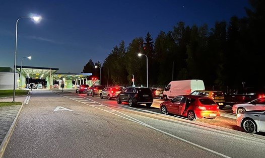 Ôtô xếp hàng vào Phần Lan tại trạm kiểm soát Brusnichnoye ở Nga. Ảnh: Sputnik