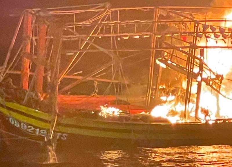 Vụ cháy tàu diễn ra tối 7.5, may mắn 7 người trên tàu thoát nạn. Ảnh: BĐBP Lý Hòa cung cấp