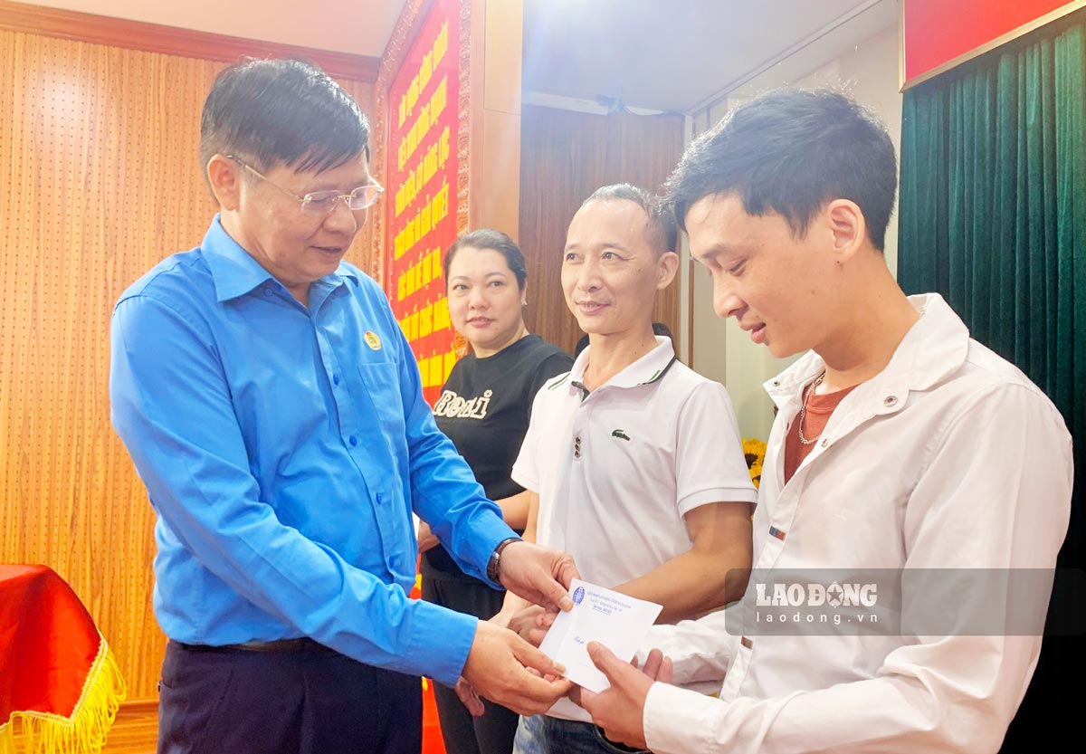 Phó Chủ tịch Tổng LĐLĐ Việt Nam Phan Văn Anh tặng quà cho CNLĐ có hoàn cảnh khó khăn. Ảnh: Lương Hà