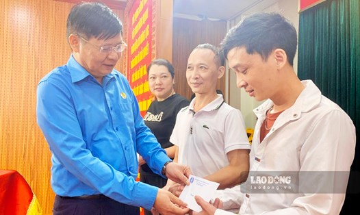 Phó Chủ tịch Tổng LĐLĐ Việt Nam Phan Văn Anh tặng quà cho CNLĐ có hoàn cảnh khó khăn. Ảnh: Lương Hà
