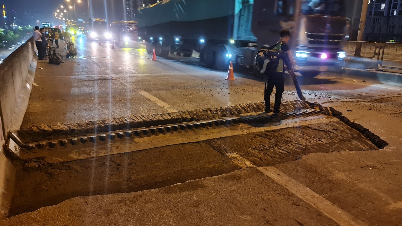 Đêm 7.5, các công nhân thực hiện việc sửa chữa khe co giãn trên đường Vành đai 3 trên cao. Ảnh: Sở GTVT Hà Nội