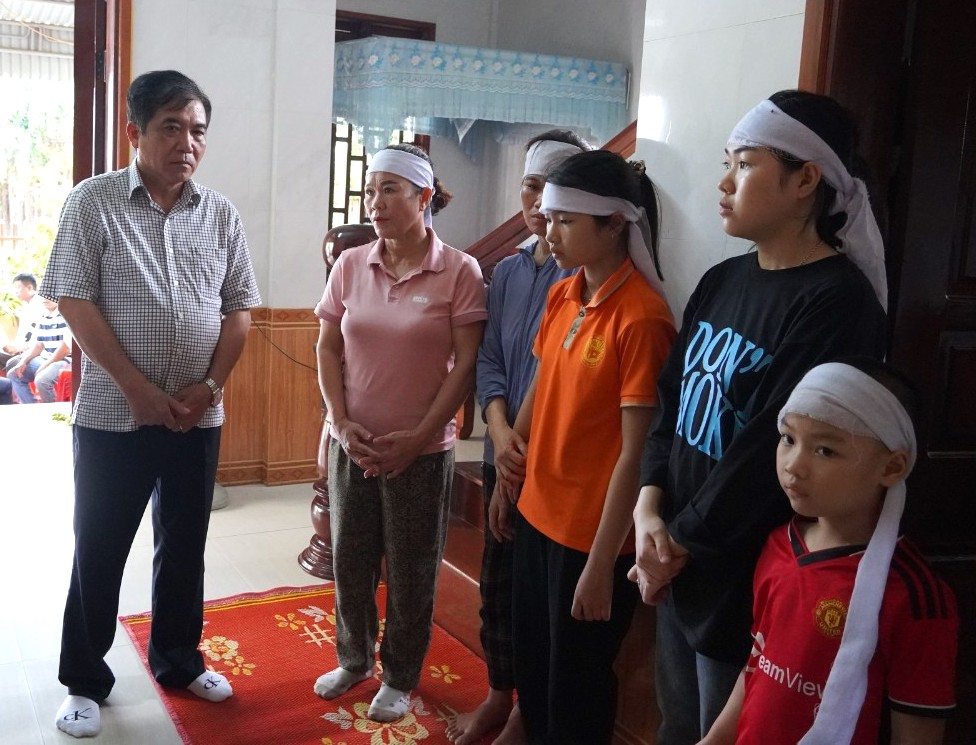 Ông Đoàn Ngọc Lâm - Phó Chủ tịch UBND tỉnh Quảng Bình đến thăm, động viên gia đình người bị nạn. Ảnh: T. Hoàng
