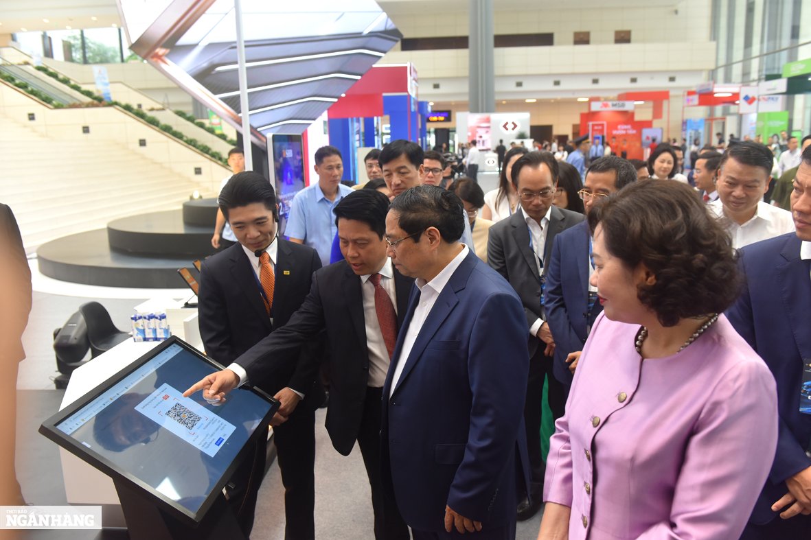 Thủ tướng Chính phủ Phạm Minh Chính tham quan, trải nghiệm các gian hàng trước khi tham dự sự kiện chuyển đổi số ngành ngân hàng 2024. Ảnh: BTC. 