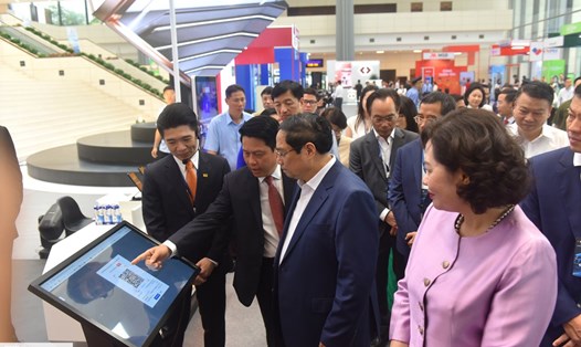 Thủ tướng Chính phủ Phạm Minh Chính tham quan, trải nghiệm các gian hàng trước khi tham dự sự kiện chuyển đổi số ngành ngân hàng 2024. Ảnh: BTC. 