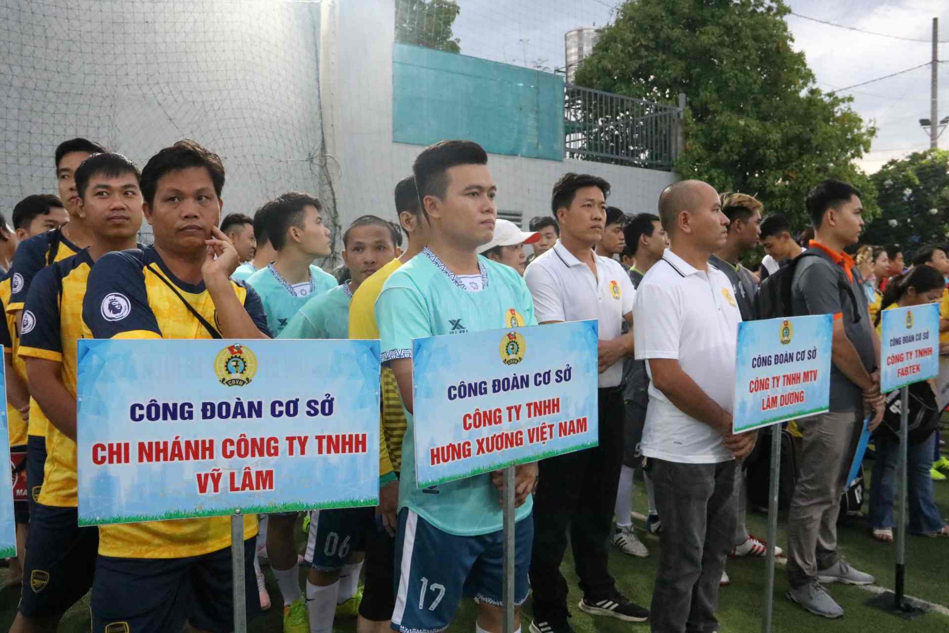 Khởi tranh giải bóng đá công nhân lao động ở thành phố Tân Uyên, Bình Dương. Ảnh: Nguyễn Trung