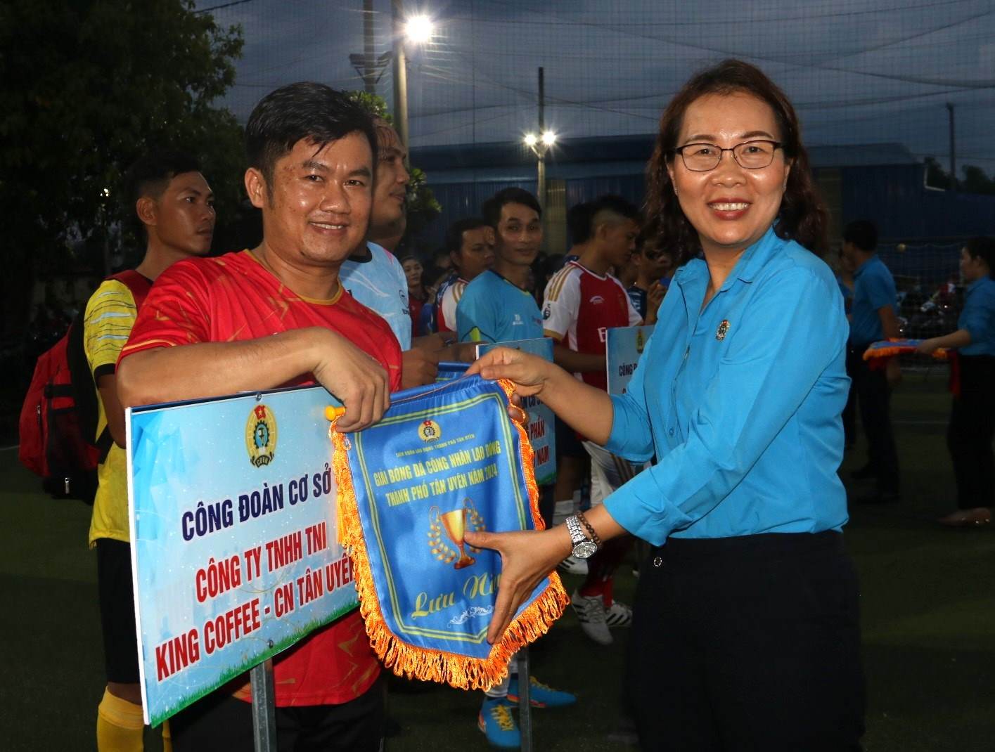 Bà Lưu Thị Tuyết Trinh - Chủ tịch LĐLĐ thành phố Tân Uyên trao cờ lưu niệm cho các đội. Ảnh: Nguyễn Trung