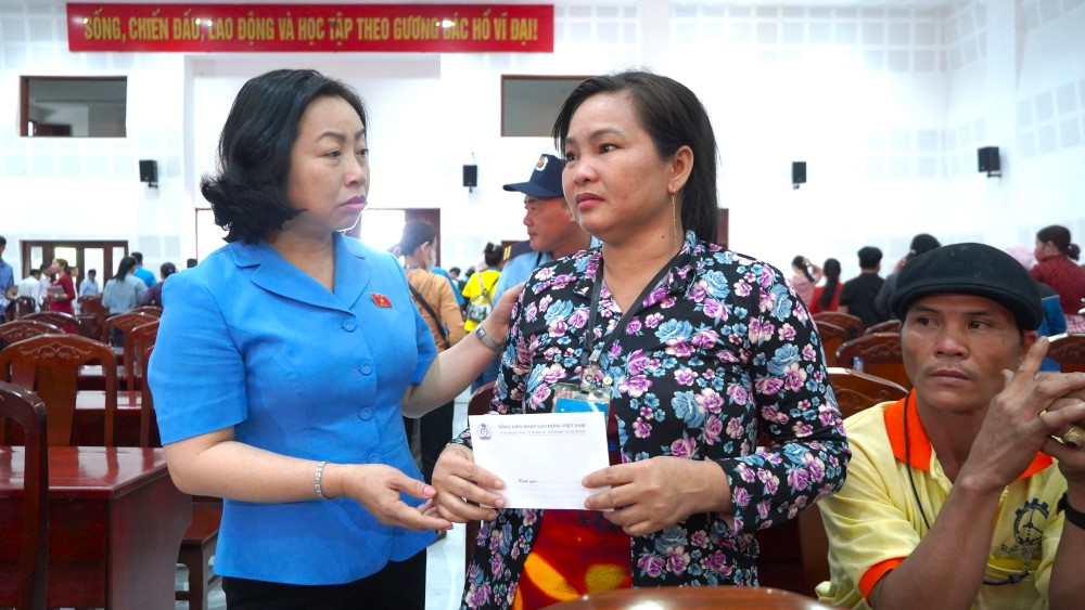 Phó Chủ tịch Tổng LĐLĐ Việt Nam Thái Thu Xương trao quà cho người lao động bị thương. Ảnh: Tạ Quang