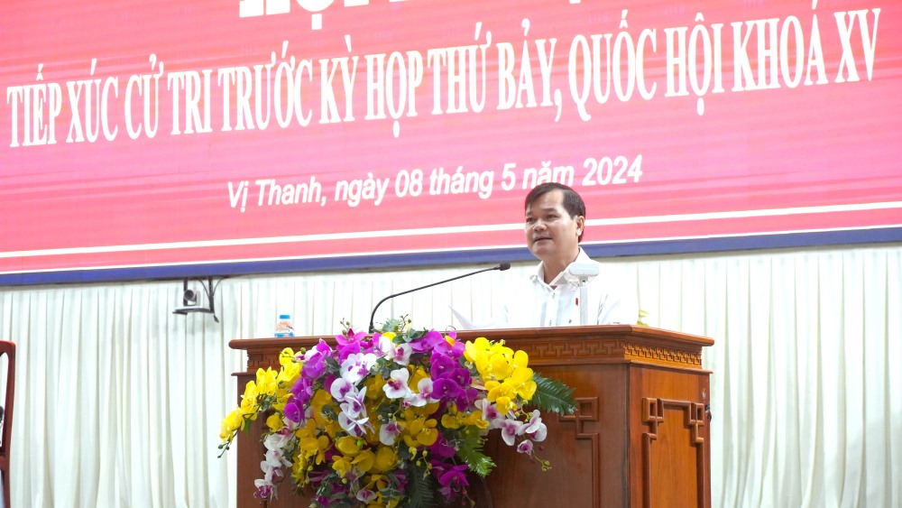 Ông Nguyễn Văn Quân phát biểu tại buổi tiếp xúc cử tri. Ảnh: Tạ Quang