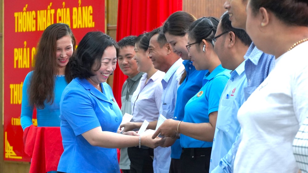 Phó Chủ tịch Tổng LĐLĐ Việt Nam Thái Thu Xương trao quà cho công nhân. Ảnh: Tạ Quang