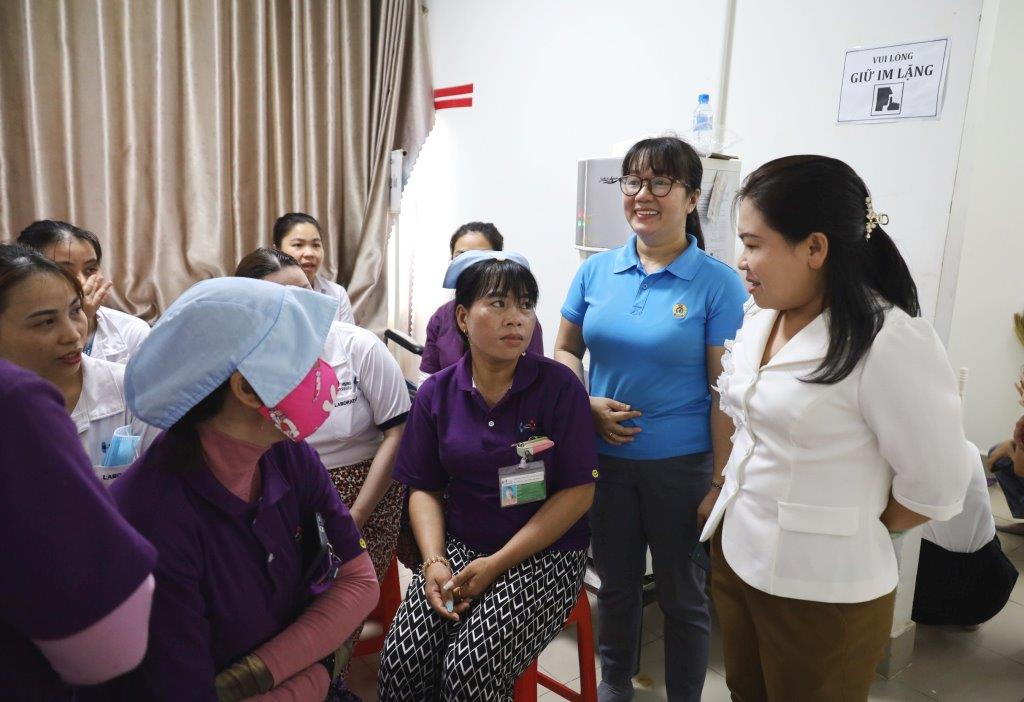 Chủ tịch LĐLĐ tỉnh Kiên Giang Trương Thanh Thúy (áo trắng) thăm hỏi đời sống, sức khỏe của nữ công nhân Công ty TNHH Hwaseung Rạch Giá. Ảnh: LĐLĐ Kiên Giang