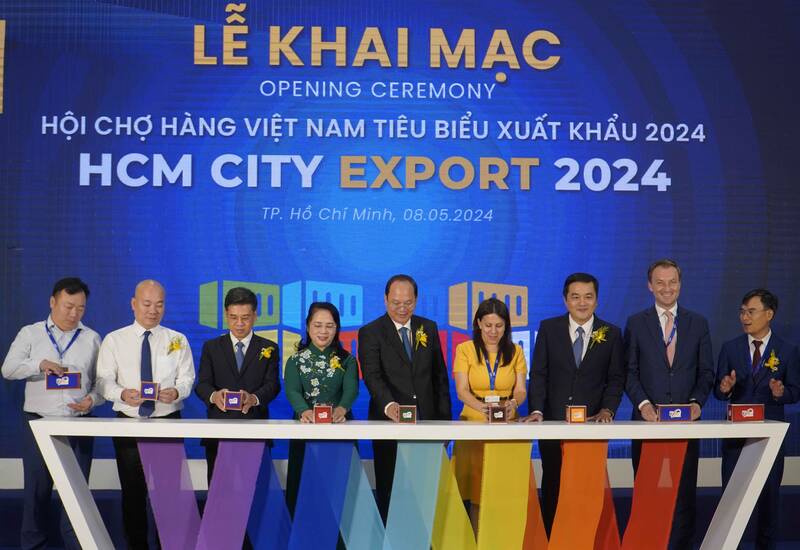 Khai mạc "Hội chợ hàng Việt Nam tiêu biểu xuất khẩu 2024". Ảnh: Hạ Mây