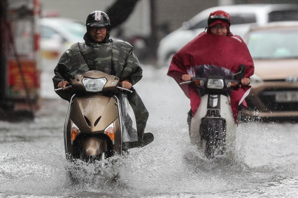 Tài xế xe máy cần lưu ý những gì khi di chuyển trong trời mưa lớn. Ảnh: 