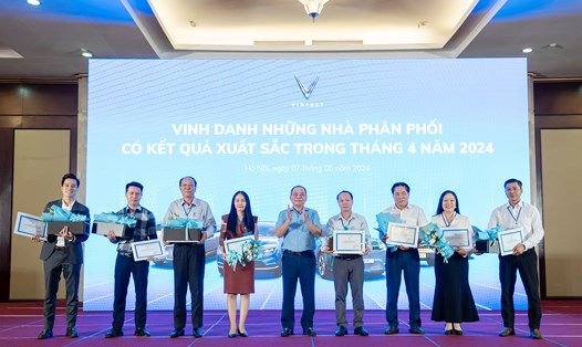 Chủ tịch Tập đoàn Vingroup Phạm Nhật Vượng vinh danh những nhà phân phối có kết quả kinh doanh xuất sắc tại Hội nghị Nhà phân phối Ô tô điện VinFast toàn quốc 2024. Ảnh:  Ngọc Quỳnh